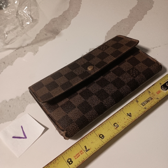 Authentic Louis Vuitton Damier Sarah Longwallet - Picture 11 of 12